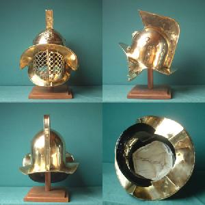 Gladiatorska-helma---mosaz