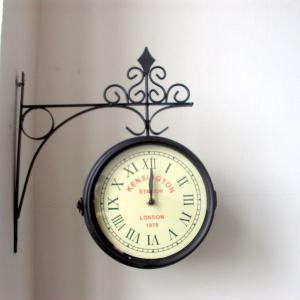 Kovove-hodiny-oboustranne