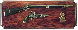 Napoleonova-mini-puska-a-pistole-na-podlozce