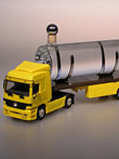 Plastovy-nakladak-ACTROS-se-sklenenou-cisternou-05-l