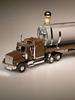 Plastovy-nakladak-Western-Star-(hnedy)-se-sklenenou-cisternou-05-l