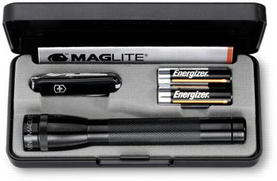 Sada-obsahuje-cerny-nuz-cernou-baterku-Mini-Maglite-AAA-o-velikosti-145-cm