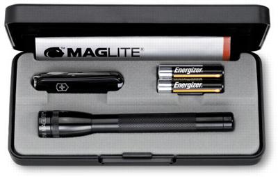 Sada-obsahuje-cerny-nuz-cernou-svitilnu-Mini-Maglite-AAA-o-velikosti-125-cm
