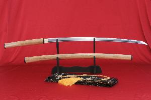 Shira-saya-v-prirodnim-provedeni-cepel-z-ocele-AISI-1045-imitace-hamonu