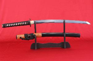 Wakizashi-IWADE-rucne-kovane-z-oceli-1095-a-realnym-hamonem-od-firmy-Kawashima