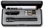 Sada obsahuje ern n, ernou svtilnu Mini-Maglite AAA o velikosti 12,5 cm.