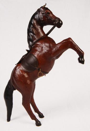 kun-hnedy-stojici---30-cm