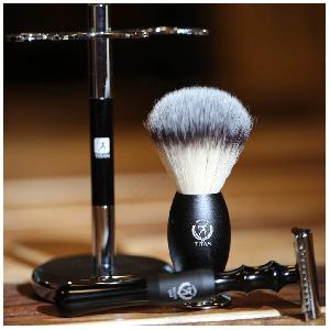 Luxusni-darkova-sada-TITAN-s-holicim-strojkem-stojankem-a-stetkou