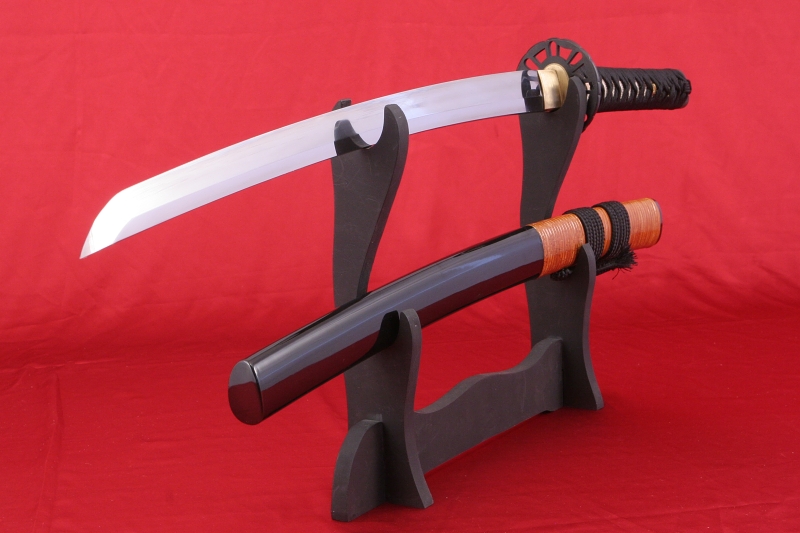 foto Wakizashi IWADE ru�n� kovan� z oceli 1095 a re�ln�m hamonem od firmy Kawashima