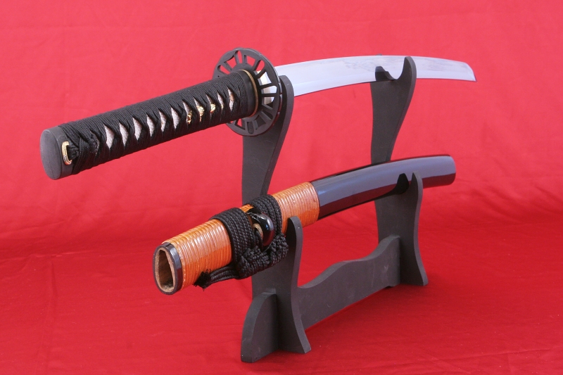 foto Wakizashi IWADE ru�n� kovan� z oceli 1095 a re�ln�m hamonem od firmy Kawashima